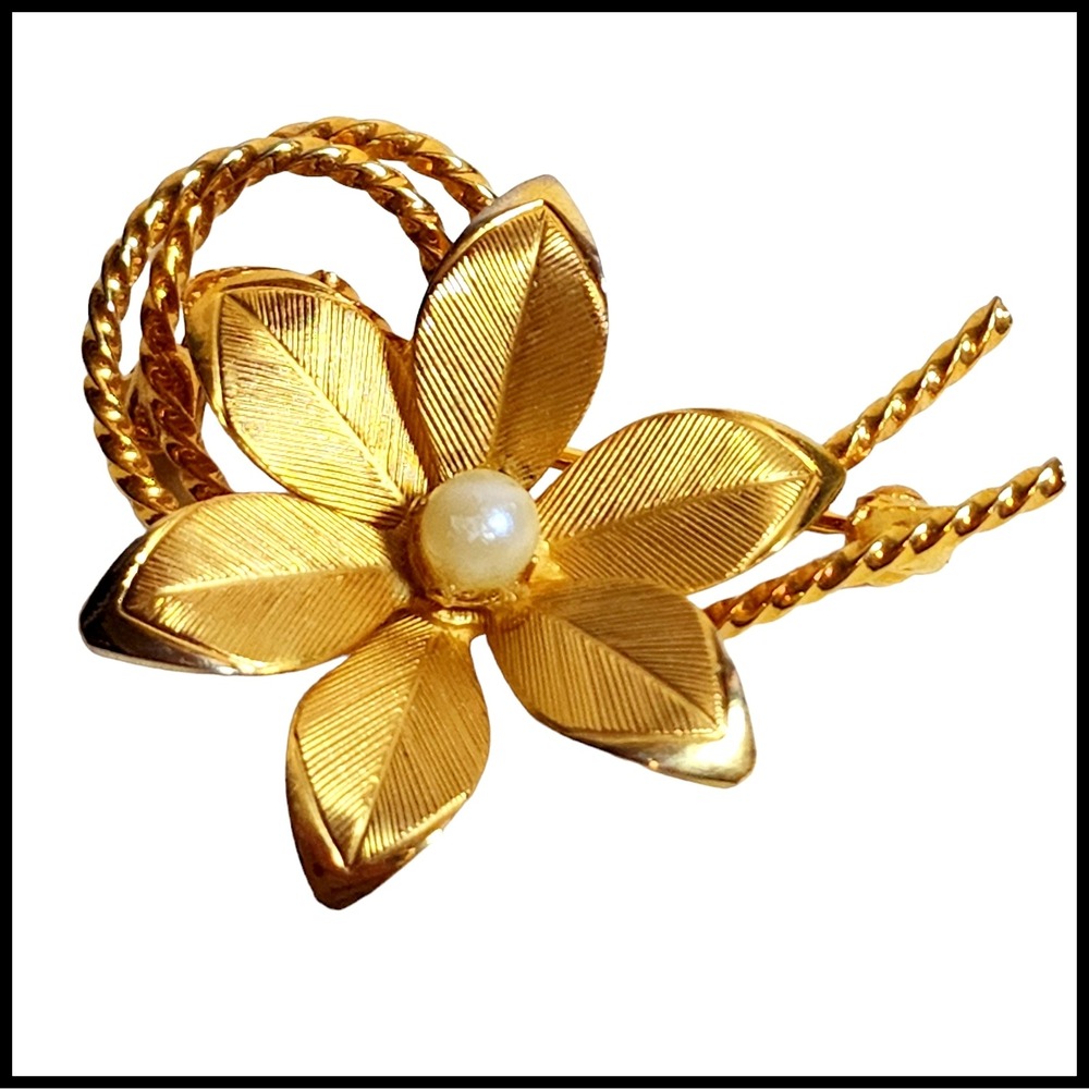 Vintage Flower Faux‎ Pearl Center Twisted Rope Gold Tone Texturized Brooch Pin